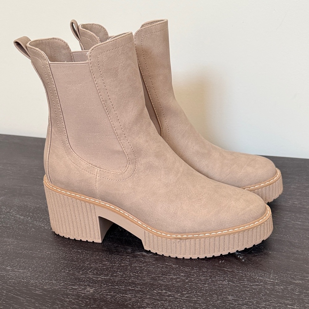 Dolce Vita size 9 Women's Tan Ankle Boots